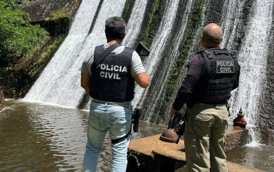 Polícia intensifica buscas por jovens que trabalhavam em ferro-velho