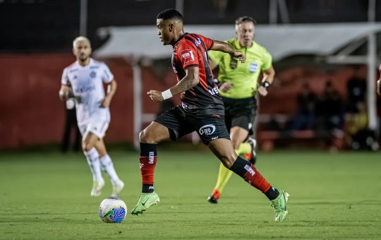 Vitória e Flamengo se enfrentam neste domingo, confira prováveis escalações