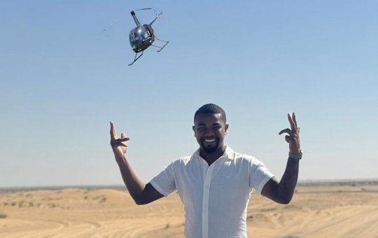 Davi Brito é criticado após postar foto com helicóptero falso e rebate críticas