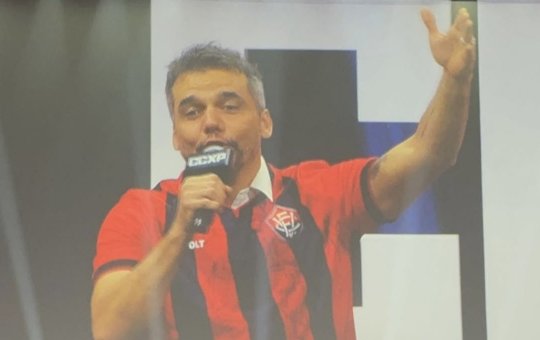 Wagner Moura aparece com camisa do Vitória durante participação na CCXP