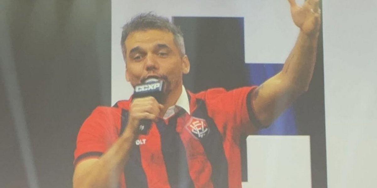 Wagner Moura aparece com camisa do Vitória durante participação na CCXP