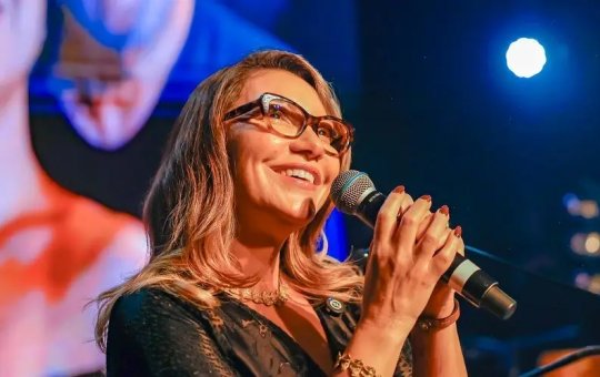 Janja é recebida com gritos de “guerreira do povo brasileiro” durante festa em sua homenagem