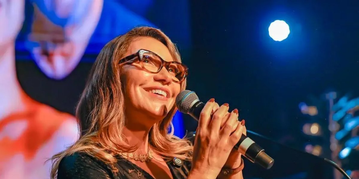 Janja é recebida com gritos de “guerreira do povo brasileiro” durante festa em sua homenagem