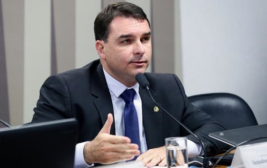 Flávio Bolsonaro afirma que o aumento do ICMS é um "presente de Natal" dado por Lula e Haddad