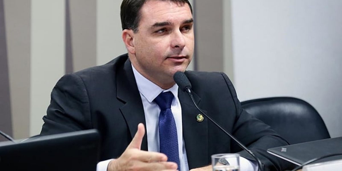 Flávio Bolsonaro afirma que o aumento do ICMS é um "presente de Natal" dado por Lula e Haddad
