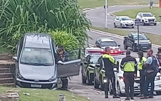 Carro desvia de pista e sobe meio-fio na Bonocô, em Salvador