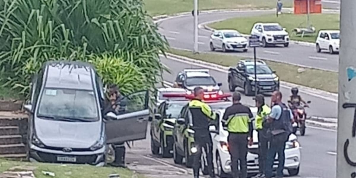 Carro desvia de pista e sobe meio-fio na Bonocô, em Salvador