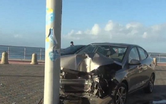 Carro colide com poste na Pituba