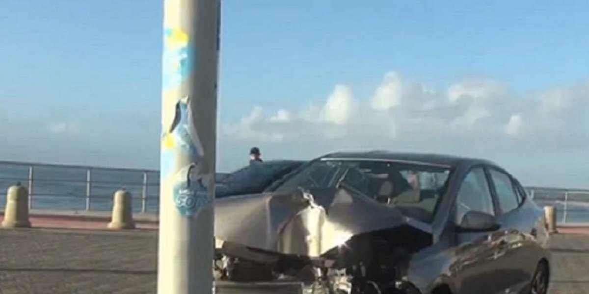 Carro colide com poste na Pituba