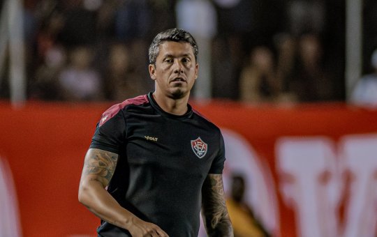 Vitória anuncia renovação com Carpini até fim de 2025
