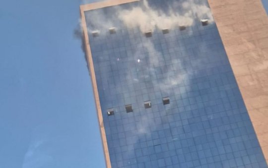 Incêndio atinge prédio empresarial na Avenida ACM