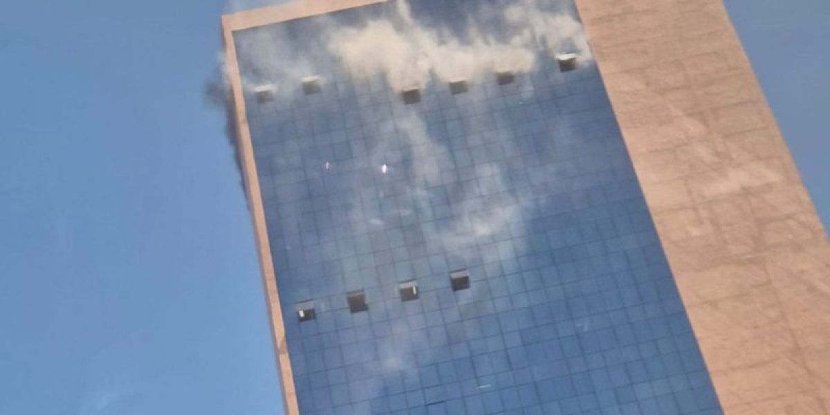 Incêndio atinge prédio empresarial na Avenida ACM