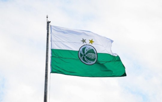 Dirigente de time da Série A crítica Vitória por assinar pré-contrato com zagueiro