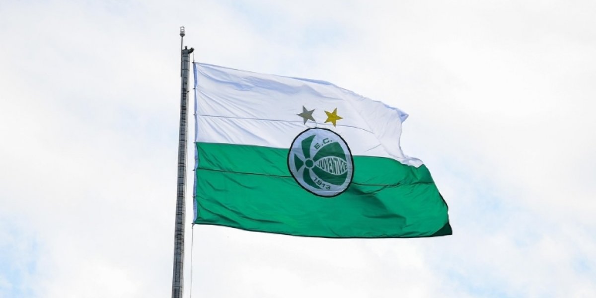 Dirigente de time da Série A crítica Vitória por assinar pré-contrato com zagueiro