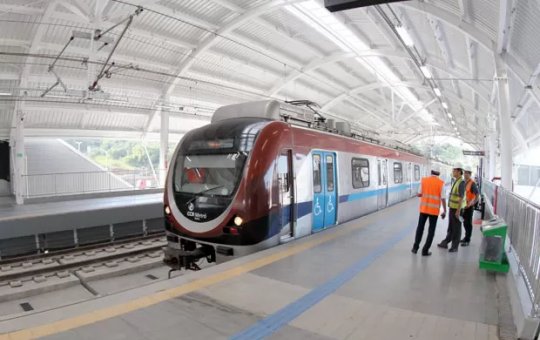 Galho de árvore causa curto-circuito em trem na Estação Retiro