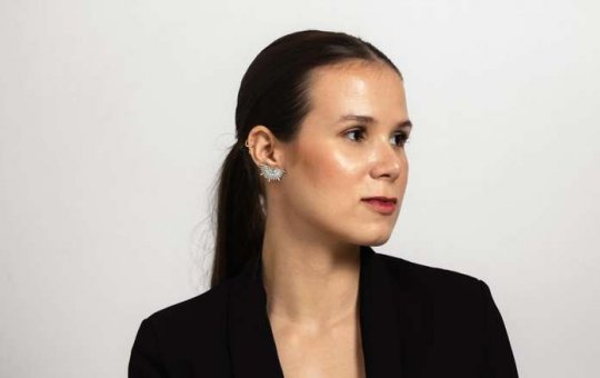 Jeniffer Castro, a mulher do avião, fatura mais de 30 mil com publicidades