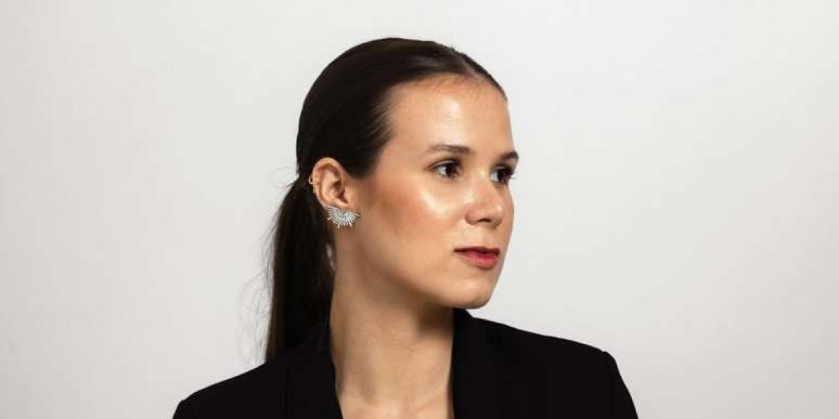 Jeniffer Castro, a mulher do avião, fatura mais de 30 mil com publicidades