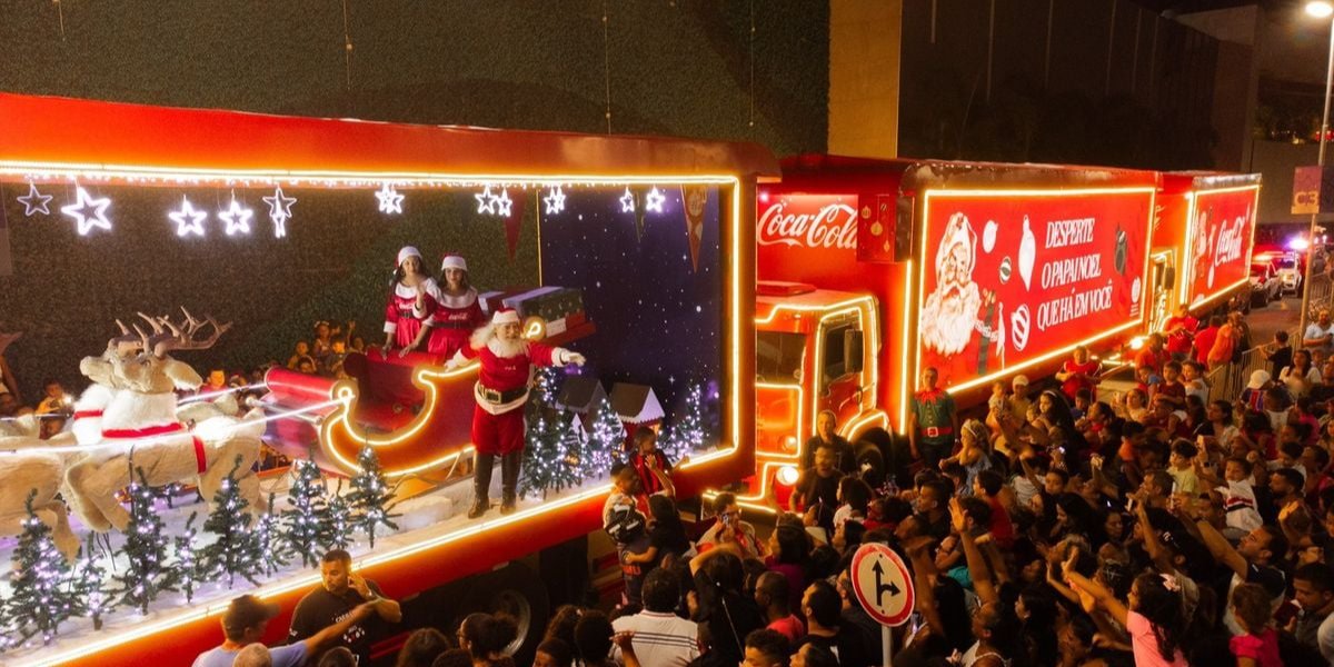 Caravana da Coca-Cola tem percurso interrompido e deixa moradores do subúrbio frustrados