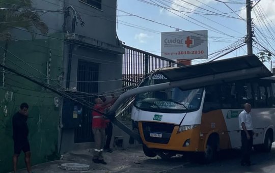 Micro-ônibus colide com poste de sinalização no bairro de Itapuã