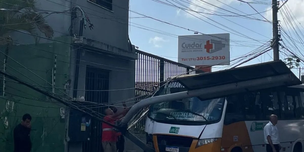 Micro-ônibus colide com poste de sinalização no bairro de Itapuã