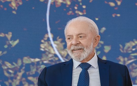 Lula apresenta melhora e já está conversando, afirma boletim médico