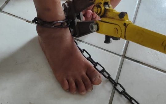 Mãe é detida suspeita de manter criança de 5 anos acorrentada