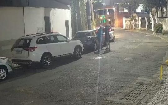 Homem tem carro roubado na frente de sua residência