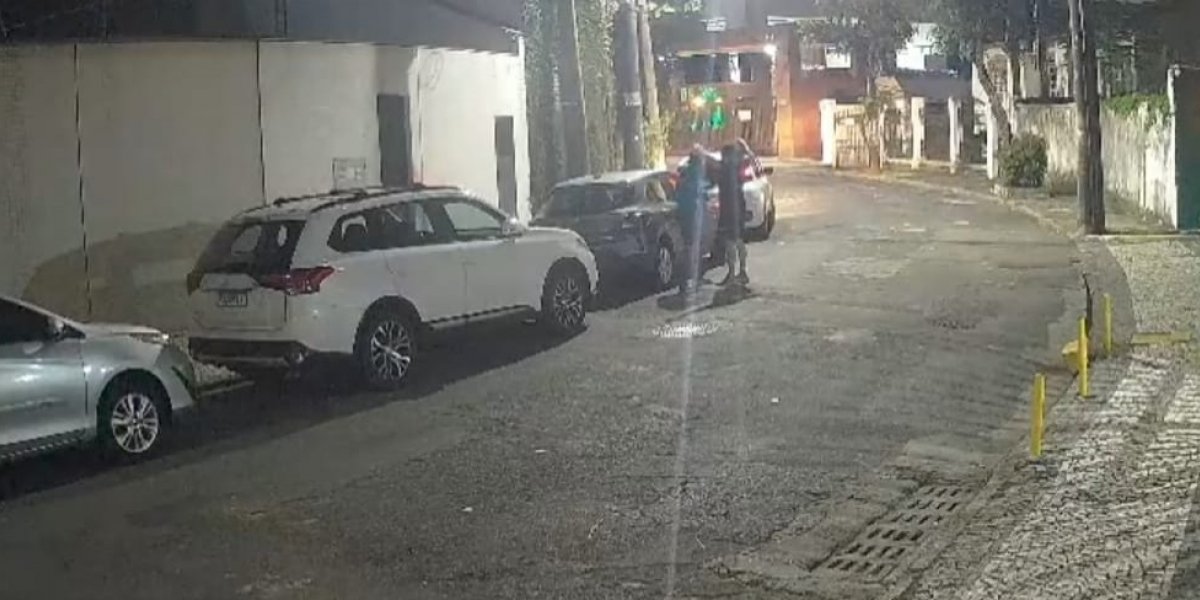 Homem tem carro roubado na frente de sua residência