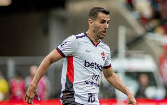 Vitória confirma renovação de contrato com Raul Cáceres