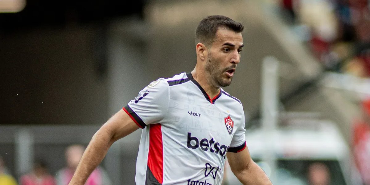Vitória confirma renovação de contrato com Raul Cáceres