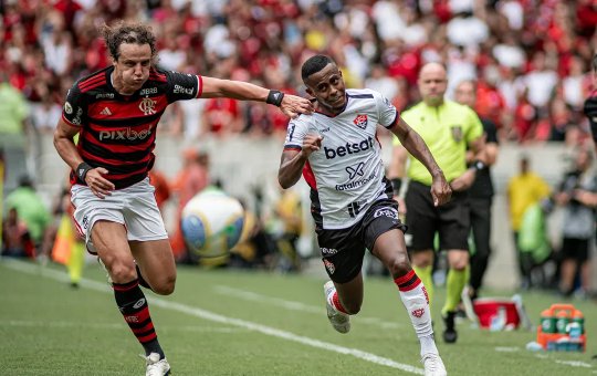 Vitória renova contrato com Carlos Eduardo