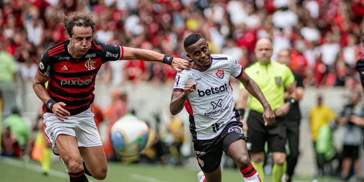 Vitória renova contrato com Carlos Eduardo