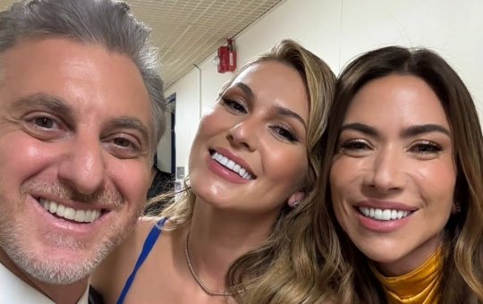 Patrícia Abravanel presenteia Lívia Andrade durante premiação da Globo
