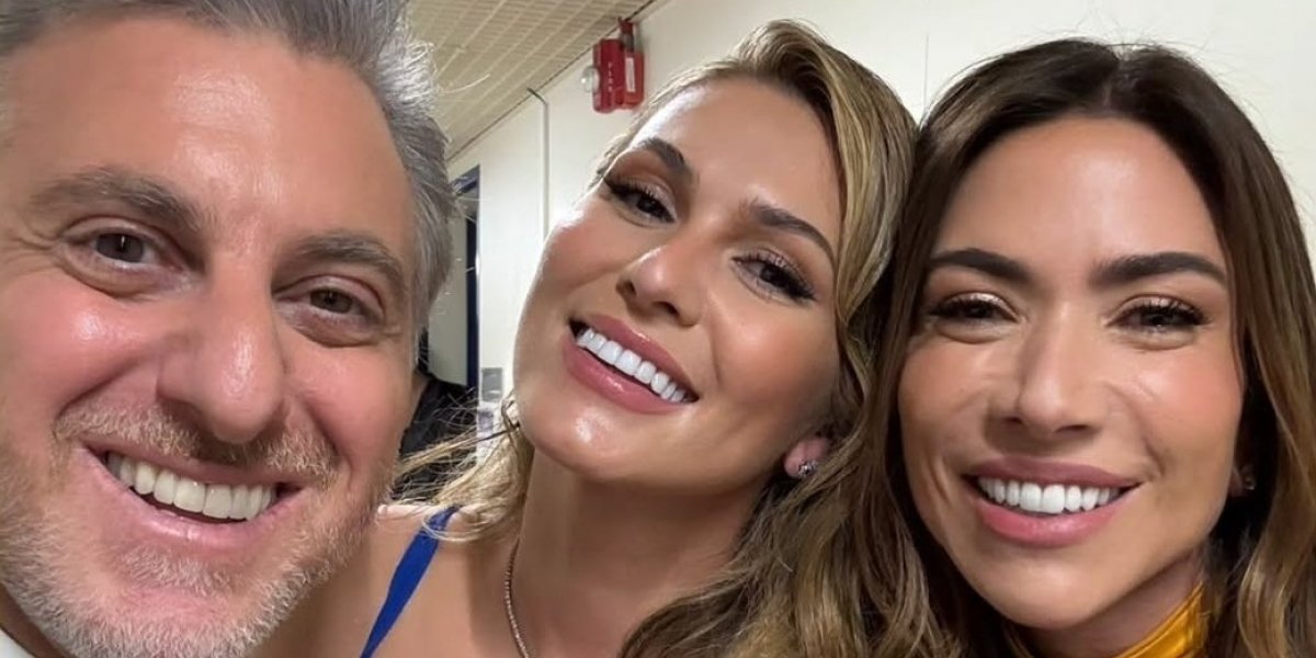 Patrícia Abravanel presenteia Lívia Andrade durante premiação da Globo