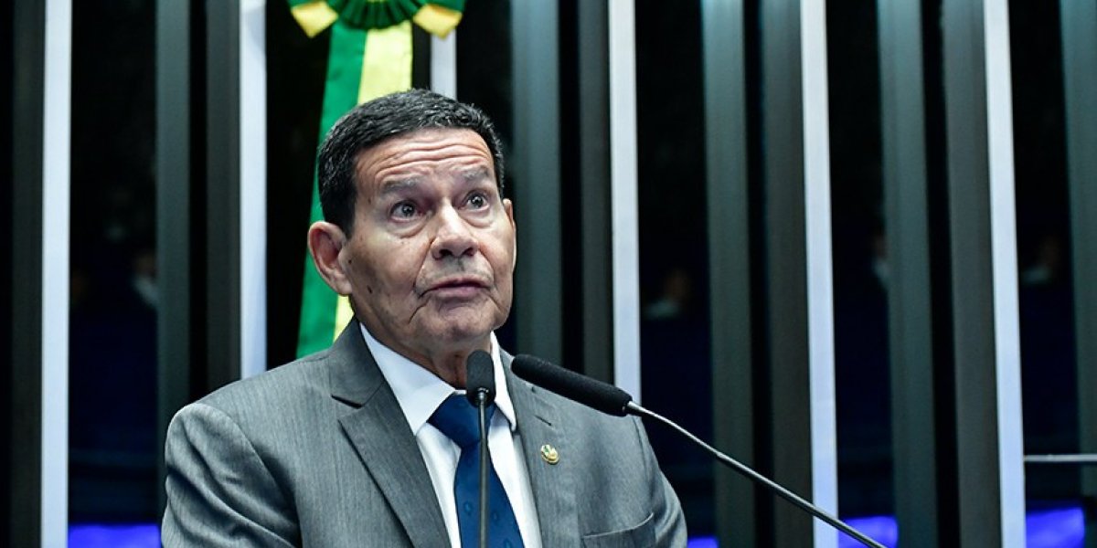Mourão fala de tentativa de golpe, mas minimiza: “conspiração bem tabajara”