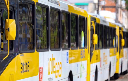 Mulher tem braço amputado ao colocar para fora da janela de ônibus em Salvador