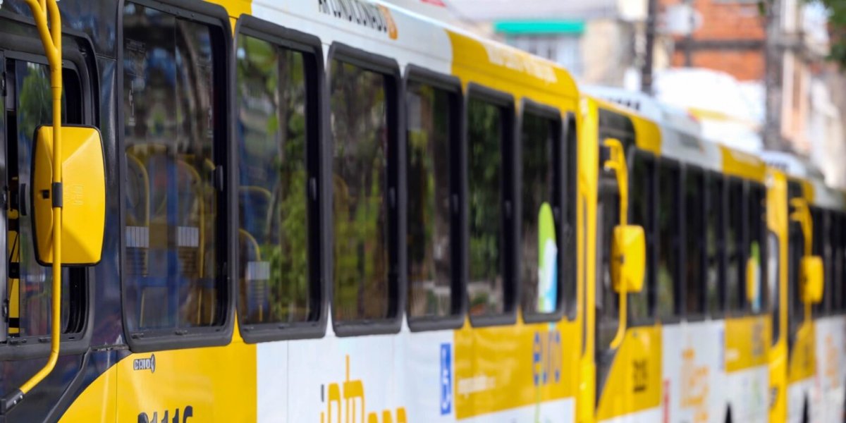 Mulher tem braço amputado ao colocar para fora da janela de ônibus em Salvador