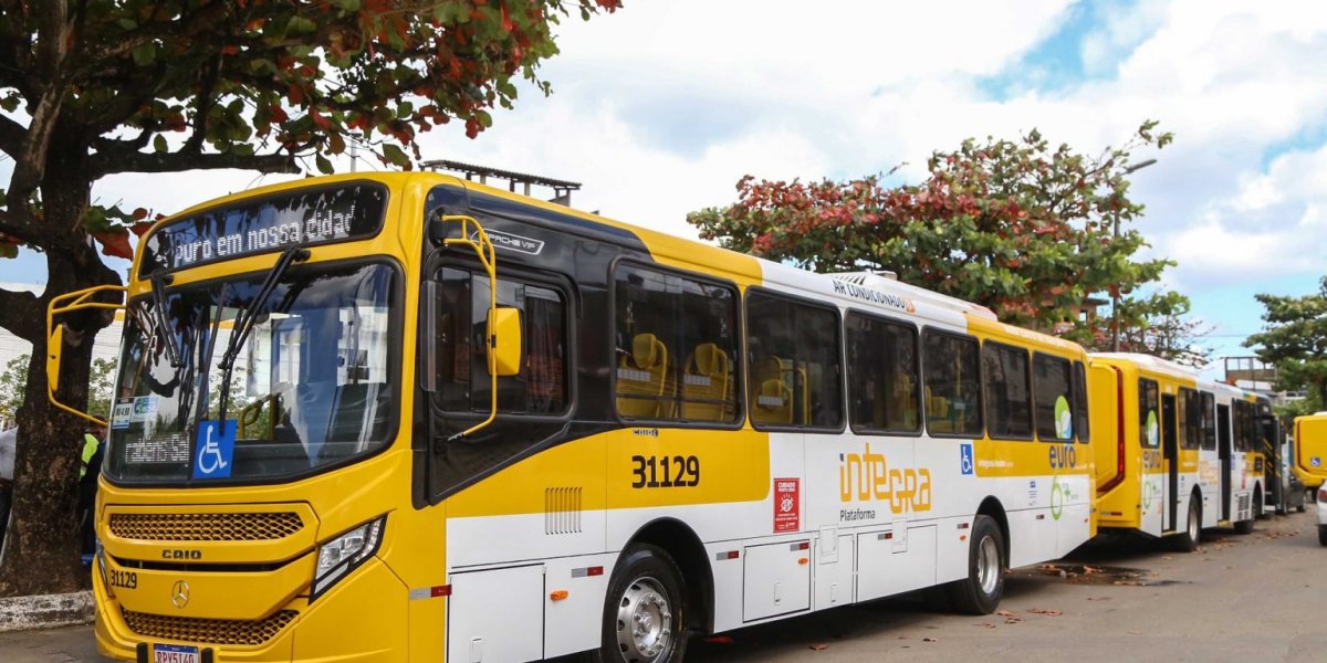 Rodoviário se envolve em briga com homem em frente a Shopping de Salvador; veja o vídeo