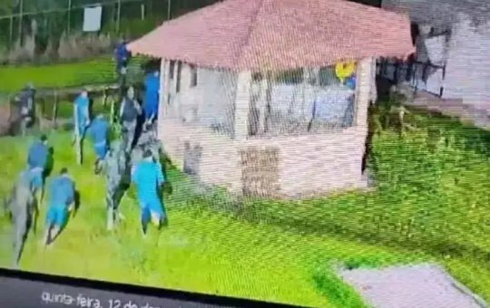Câmeras de segurança flagram momento em que detentos fogem de presídio em Eunápolis