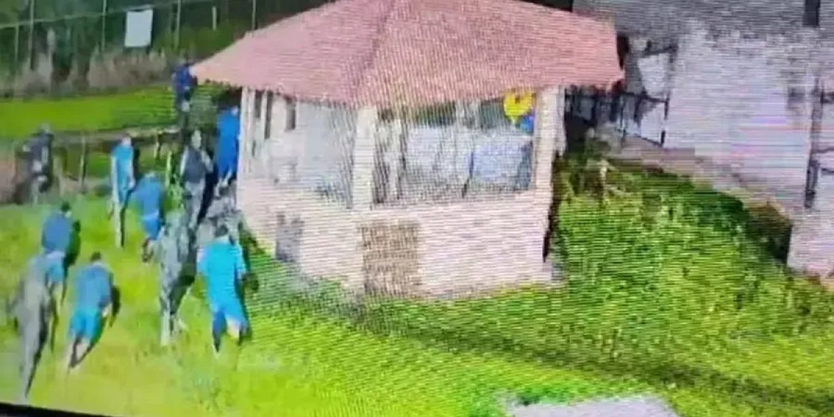 Câmeras de segurança flagram momento em que detentos fogem de presídio em Eunápolis