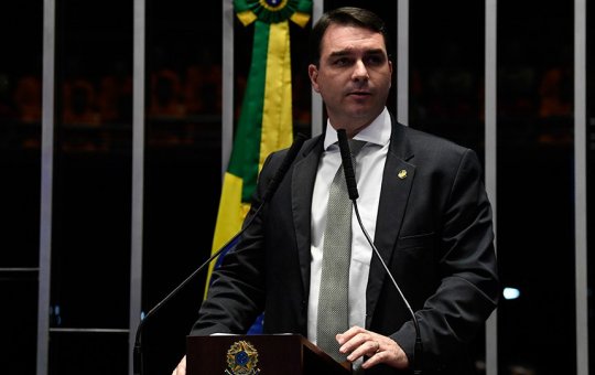 Flávio Bolsonaro acusa Lula de brincar de ser presidente