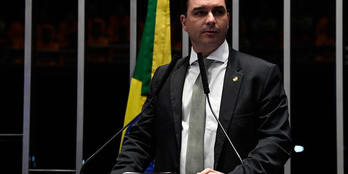 Flávio Bolsonaro acusa Lula de brincar de ser presidente