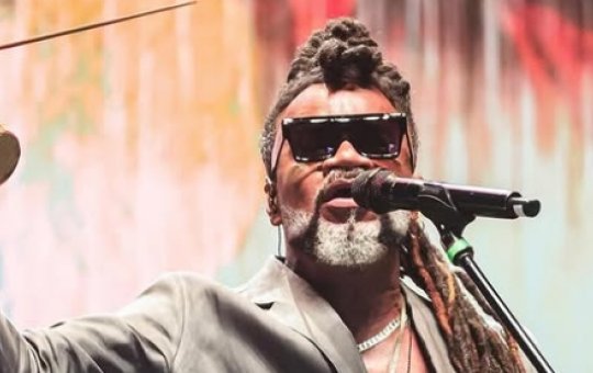 Carlinhos Brown sai em defesa de Claudia Leitte após polêmica com letra de música
