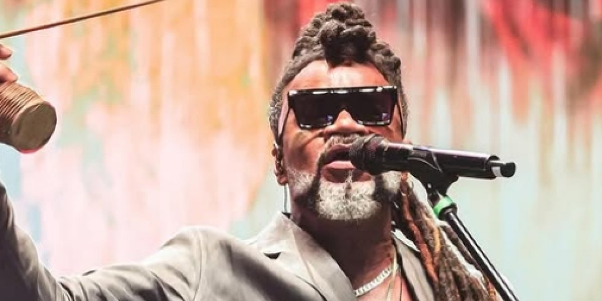 Carlinhos Brown sai em defesa de Claudia Leitte após polêmica com letra de música