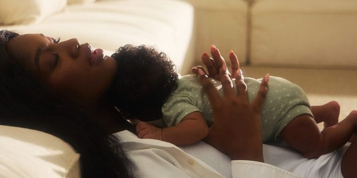 Cantora Iza mostra rosto de filha pela primeira vez