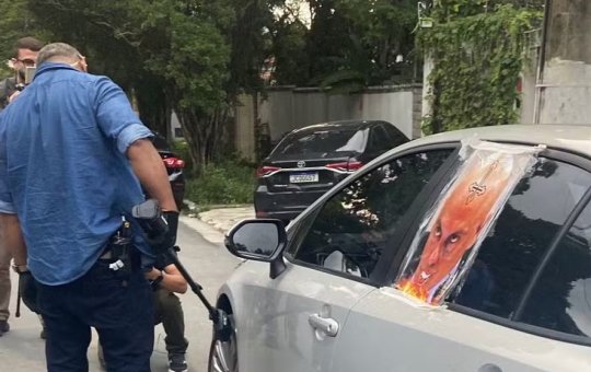 Idosa é presa após insultar policial com ofensas racistas em frente à casa de Lula