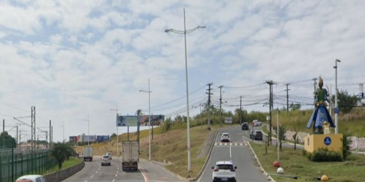 Grave acidente entre caminhão e moto deixa trânsito lento na Avenida Paralela