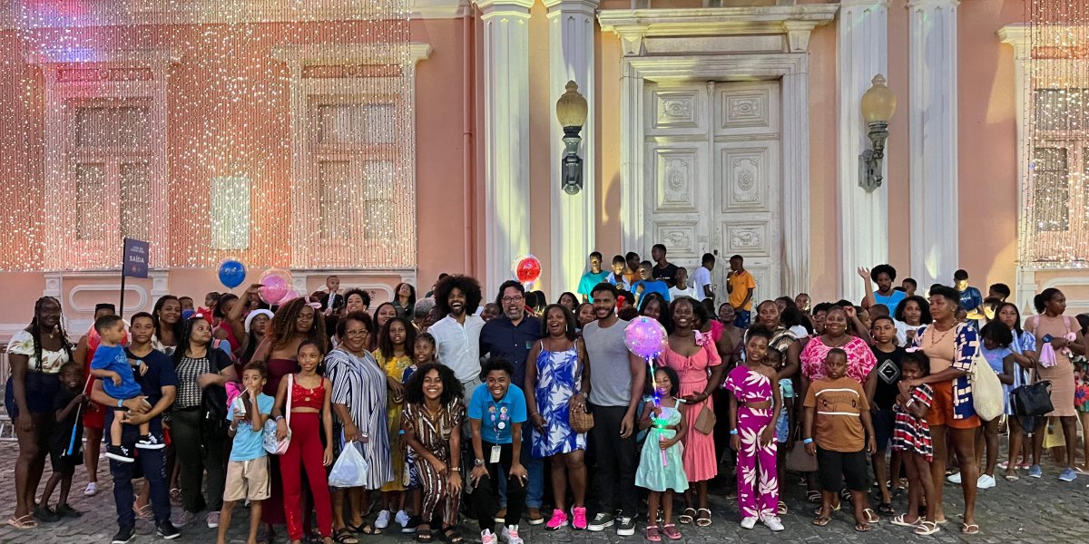 Comunidades quilombolas da Ilha de Maré visitam decoração natalina no Centro Histórico