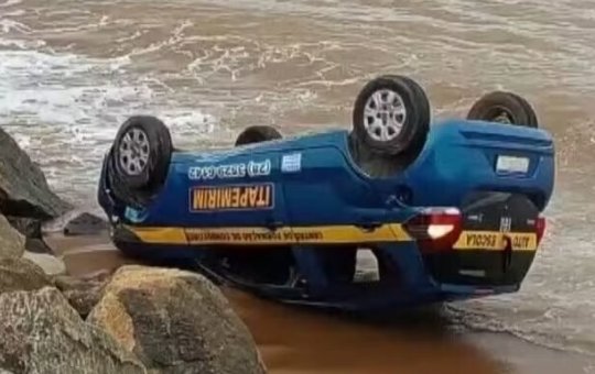 Aluna de autoescola confunde pedais e capota carro em praia no Espírito Santo