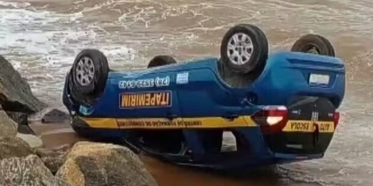 Aluna de autoescola confunde pedais e capota carro em praia no Espírito Santo